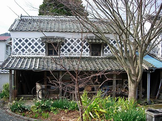 いかにも昔風の納屋のような建物です。